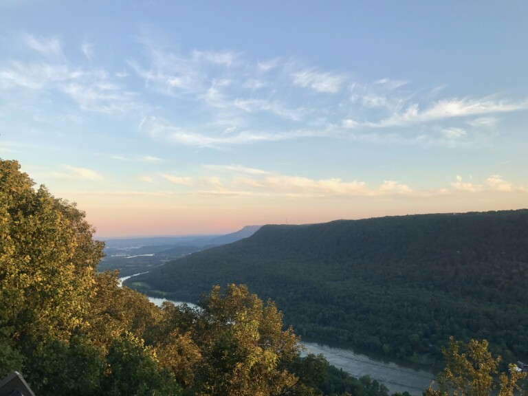 A picture of the Tennessee River Gorge from above.